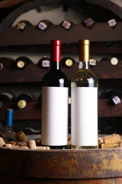Czerwone i białe wina w piwnicy — Zdjęcie stockowe
