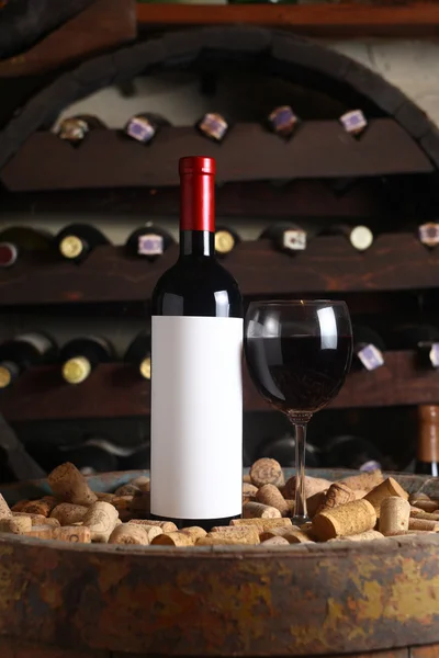 Rode wijn in de wijnkelder — Stockfoto