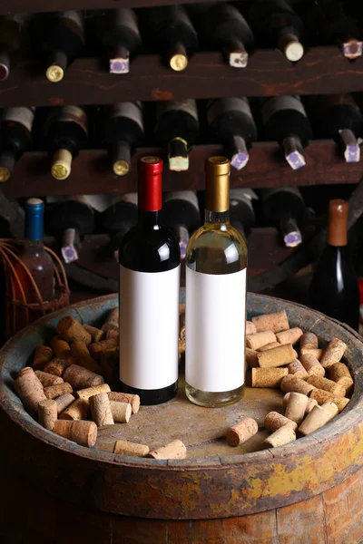 Czerwone i białe wina w piwnicy — Stok fotoğraf