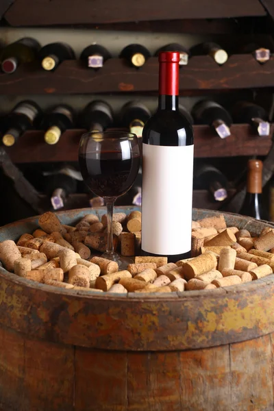 Rode wijn in de wijnkelder — Stockfoto