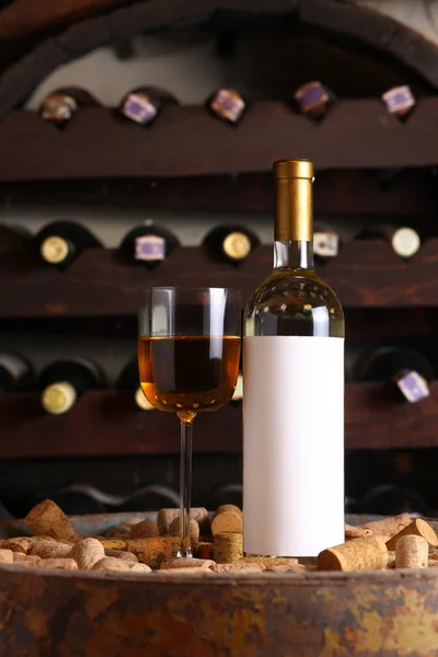 Vitt vin i vinkällaren — Stockfoto