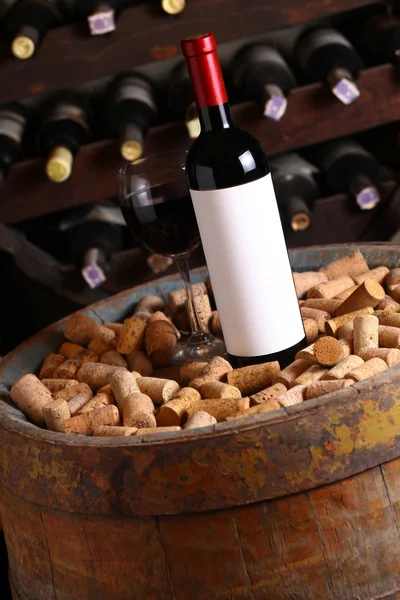 Rött vin i vinkällaren — Stockfoto