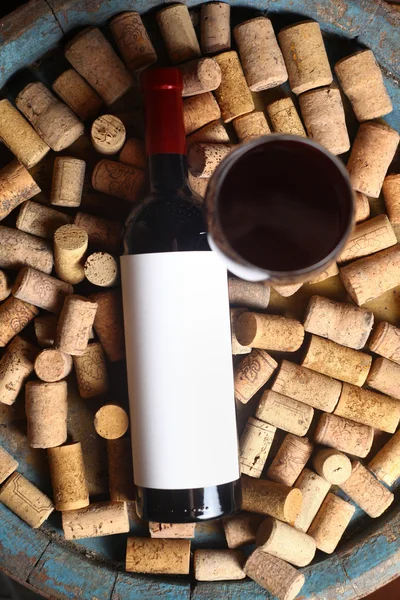 Červené víno a korky — Stock fotografie