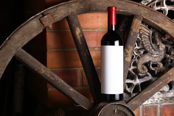 木製の車輪に赤ワイン — ストック写真