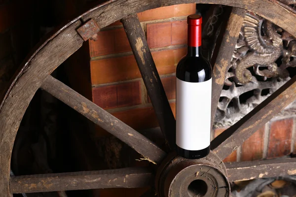 Rode wijn op houten wiel — Stockfoto