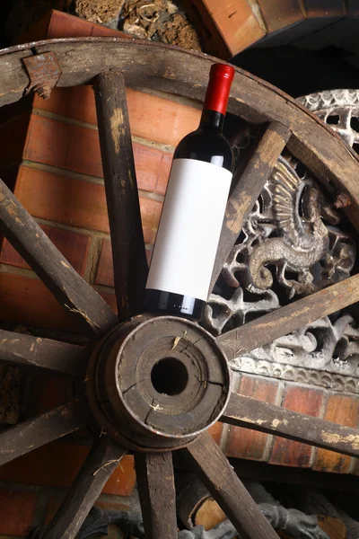 Tahta tekerlek üzerinde kırmızı şarap — Stok fotoğraf