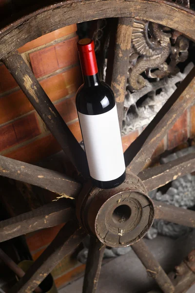 Vino rosso su ruota di legno — Foto Stock