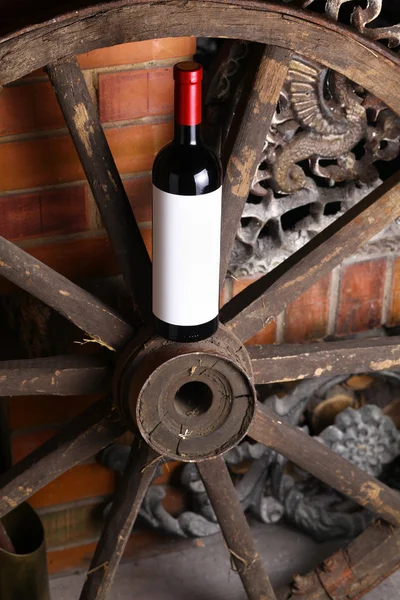 Rotwein auf Holzrad — Stockfoto