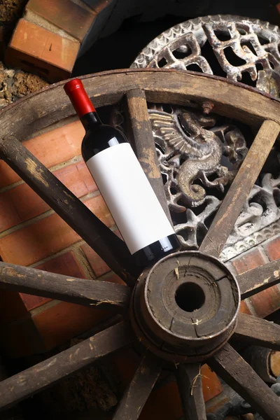 Červené víno na dřevěné kolo — Stock fotografie