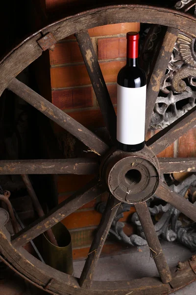 Rött vin på trä hjul — Stockfoto
