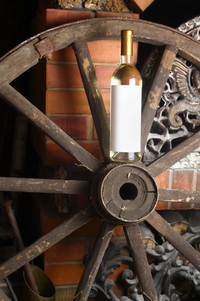 木製の車輪の上の白ワイン — ストック写真