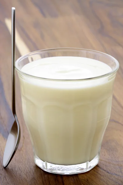 Köstlicher frischer Joghurt im klassischen französischen Glas — Stockfoto