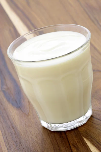 Köstlicher frischer Joghurt im klassischen französischen Glas — Stockfoto