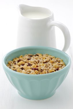 sağlıklı ve lezzetli taze süt ile müsli