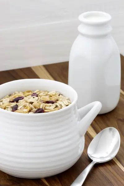 Delicioso y saludable muesli con leche fresca — Foto de Stock