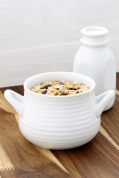 Muesli delicioso e saudável com leite fresco — Fotografia de Stock