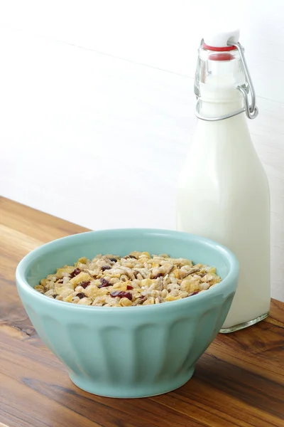 Muesli delicioso e saudável com leite fresco — Fotografia de Stock