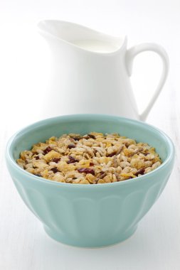 sağlıklı ve lezzetli taze süt ile müsli