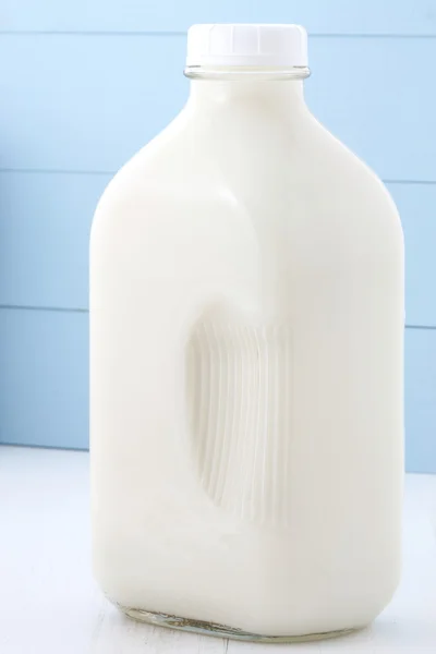 En halv liter mjölkflaska — Stockfoto