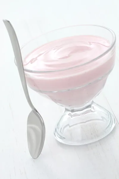Świeży Jogurt truskawkowy — Zdjęcie stockowe