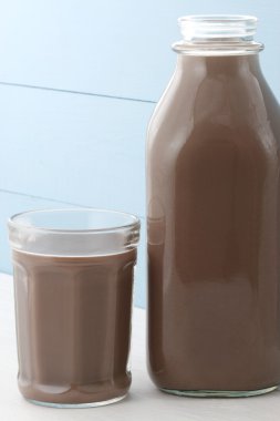 Çikolatalı süt şişesi