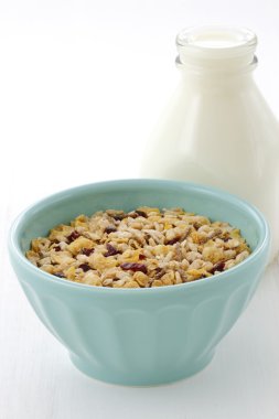 sağlıklı ve lezzetli taze süt ile müsli