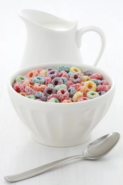 Deliziosi anelli di cereali per bambini con un sapore di frutta — Foto Stock