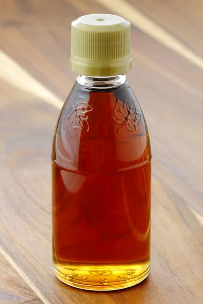 Янтарный вкусный кленовый сироп — стоковое фото