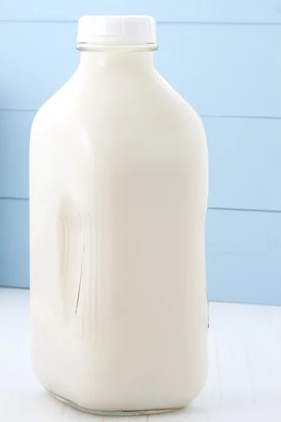 Botella de leche de medio galón — Foto de Stock
