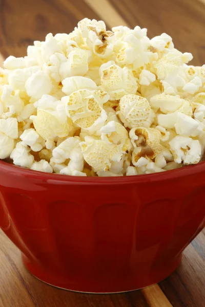 Taze lezzetli patlamış mısır.