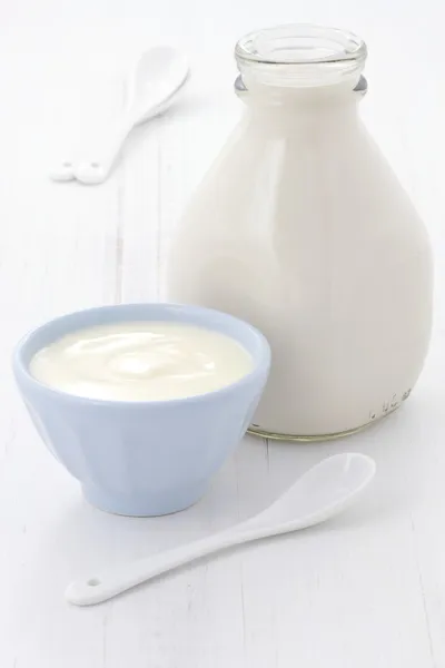 süt şişesi ve sade yoğurt