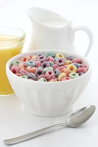 Deliciosos bucles de cereales para niños con sabor a fruta — Foto de Stock