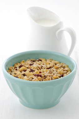 sağlıklı ve lezzetli taze süt ile müsli