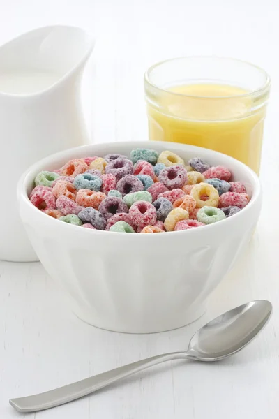 Deliziosi anelli di cereali per bambini con un sapore di frutta — Foto Stock