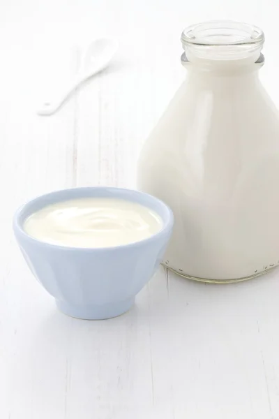 Пляшка молока і простий йогурт — стокове фото