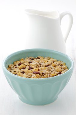 sağlıklı ve lezzetli taze süt ile müsli