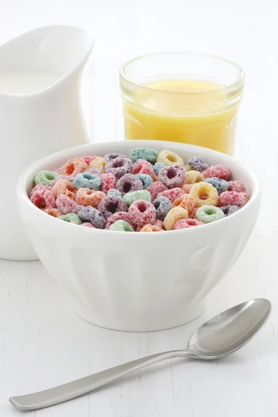 Délicieuses boucles de céréales pour enfants avec une saveur de fruits — Photo