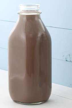 Çikolatalı süt şişesi