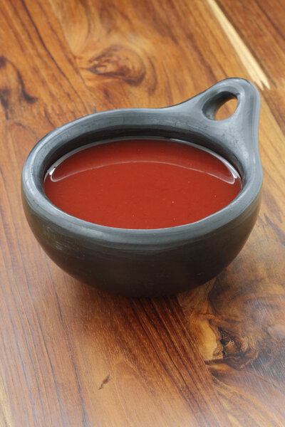 Красный острый соус чили
