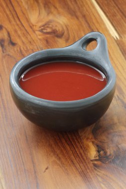 Kırmızı acı biber sosu