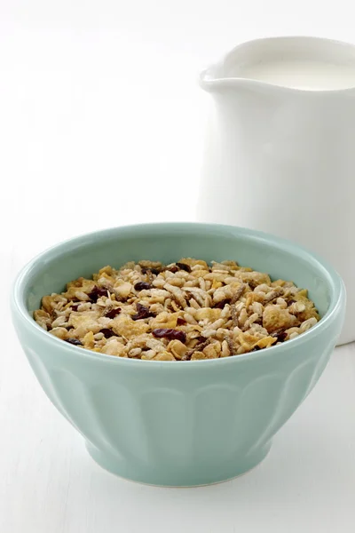 Delicioso y saludable muesli con leche fresca —  Fotos de Stock