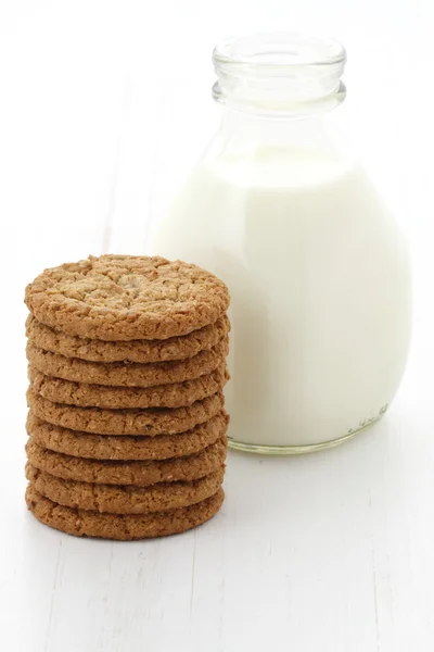 Fresh milk and oatmeal cookies — Stock Photo, Image