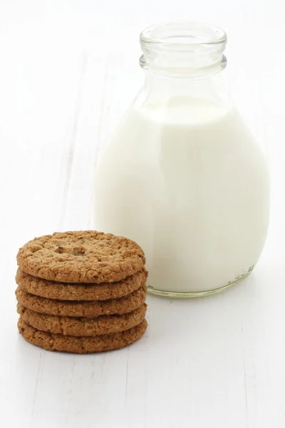 Fresh milk and oatmeal cookies — Stock Photo, Image