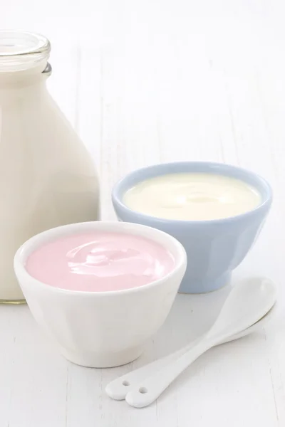 新鮮なヨーグルトと牛乳瓶 — ストック写真
