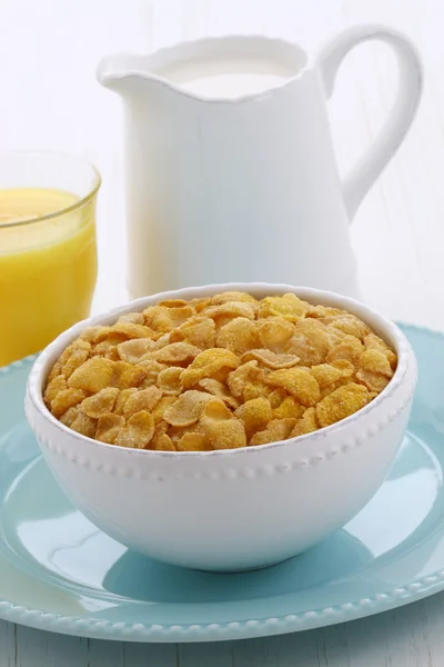 Сніданок зі смачними кукурудзяними пластівцями — стокове фото