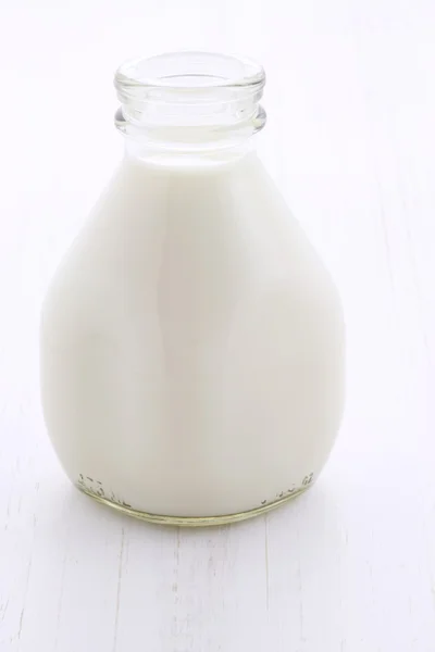 Свіжий органічний молочний пінту — стокове фото