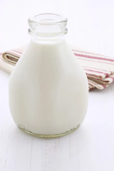 Leche orgánica fresca pinta — Foto de Stock