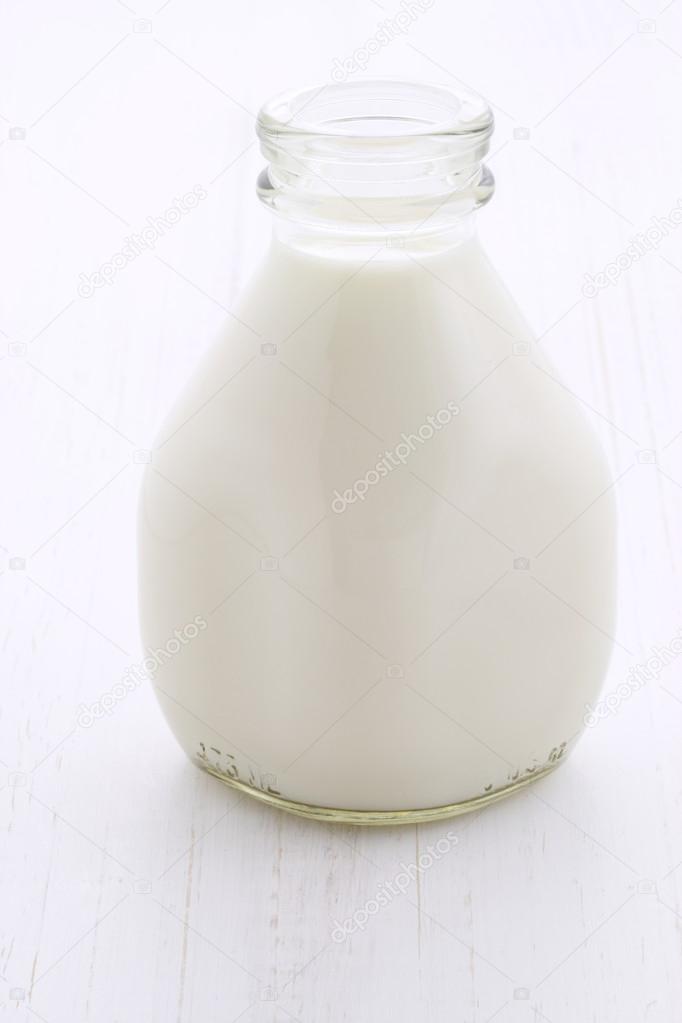 Fresh organic milk pint