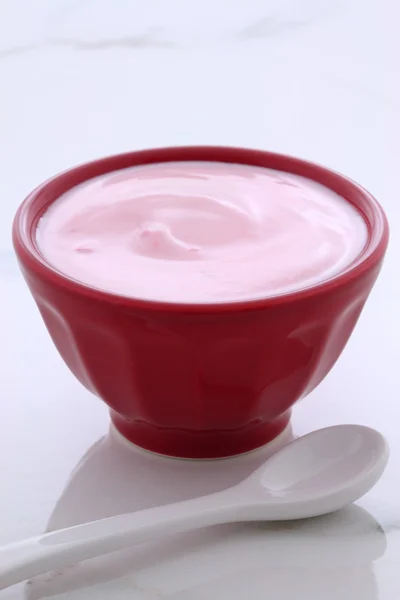Esnaf Yunan çilekli yoğurt — Stok fotoğraf