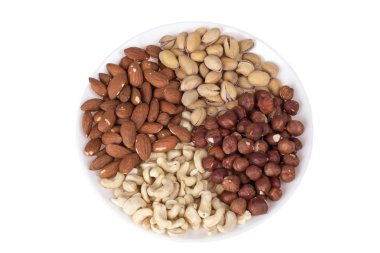 bir plaka üzerinde fındık karışımı